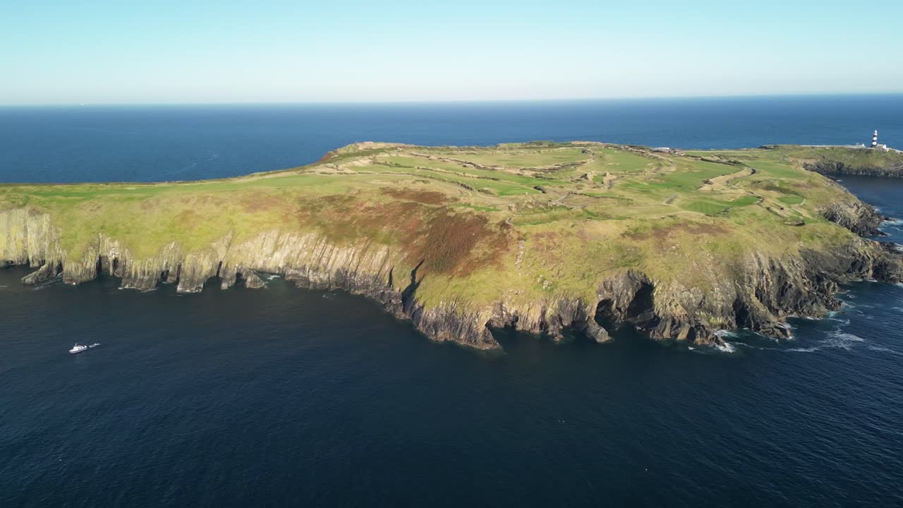 골프장, 등대, 어선이 있는 킨셀의 은 머리 (old head of kinsale) 에서 조용하고 은 날에