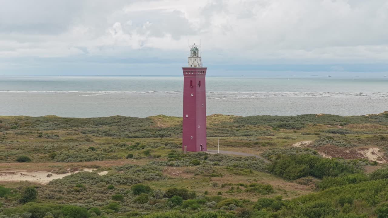 Faro en Ouddorp con dunas de arena y el mar visto desde arriba, Países Bajos