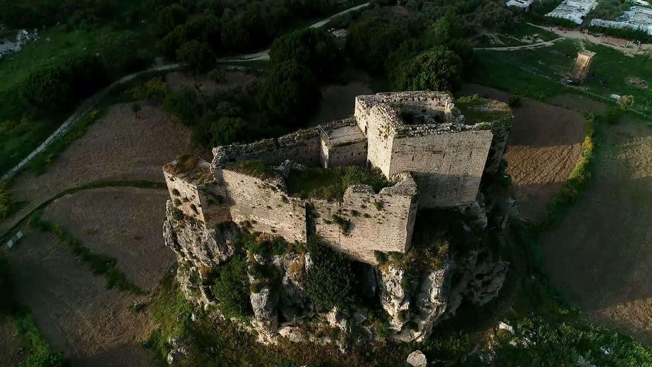 Ripresa aerea con allontanamento e inclinazione verso il basso del forte in calcare di Mseilha ad Hamat, Libano.