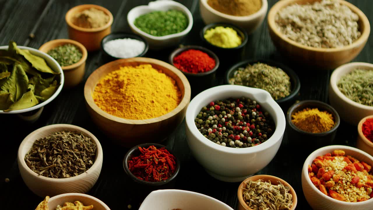 muchos tazones con diferentes especias