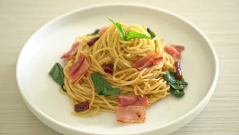 stir-fried spaghetti with dried chili and bacon