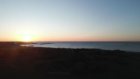 Sonnenaufgang-Glühen-Breitet-Sich-Langsam-über-Den-Atlantik-Von-Ocean-Avenue-In-Newport-RI