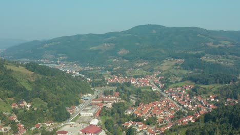 Panoramablick-Auf-Die-Stadt-Ivanjica-In-Serbien-Tagsüber---Drohnenaufnahme-Aus-Der-Luft