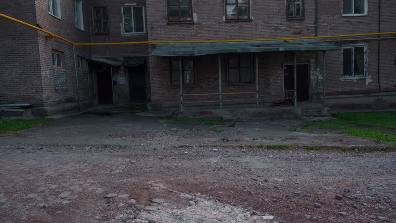 exterior de viejos edificios de apartamentos de la era soviética con patio y pavimento