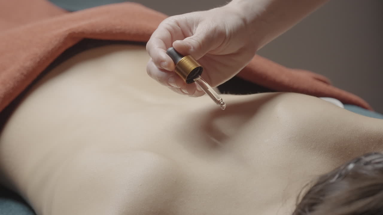 에센셜 오일 적용으로 등 마사지