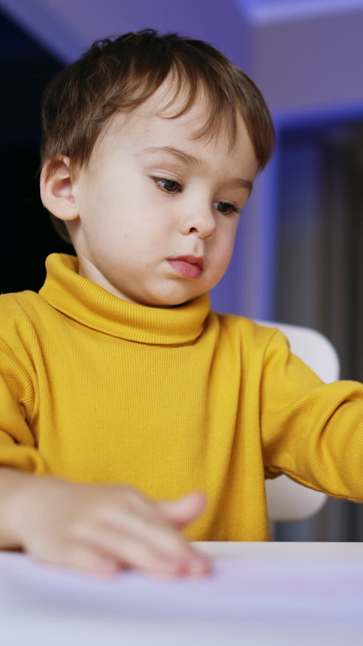 Adorabile bambino moro che disegna tranquillamente a casa