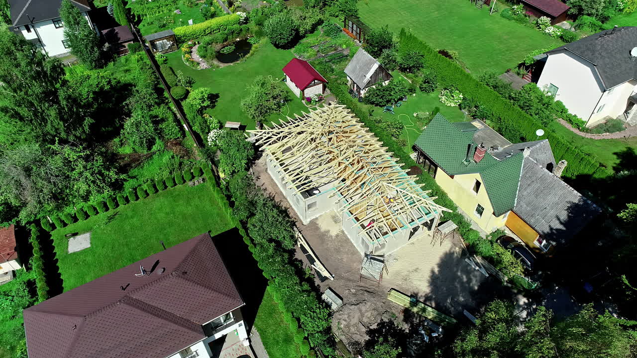 progreso arquitectónico de la casa de campo en construcción, video de avión no tripulado