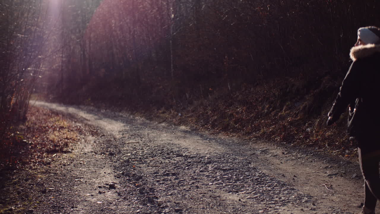 산길을 걷는 여성 관광객