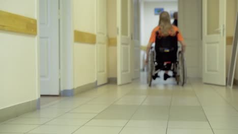 joven una persona discapacitada con una lesión de la médula espinal y las piernas