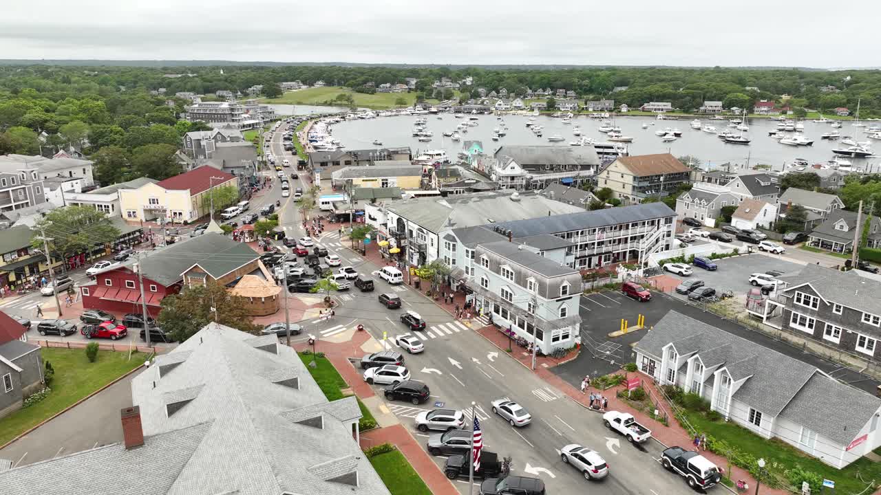 마사추세츠 주 마사스 와인야드의 주요 다운타운 스트립의 드론 촬영