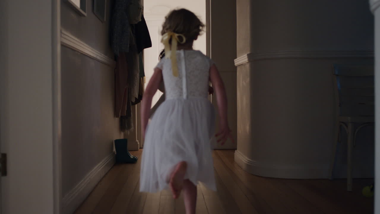 niñas felices corriendo por la casa jugando al juego de atrapar usando tutu niños emocionados disfrutando de la diversión de la infancia la mañana del fin de semana 4k