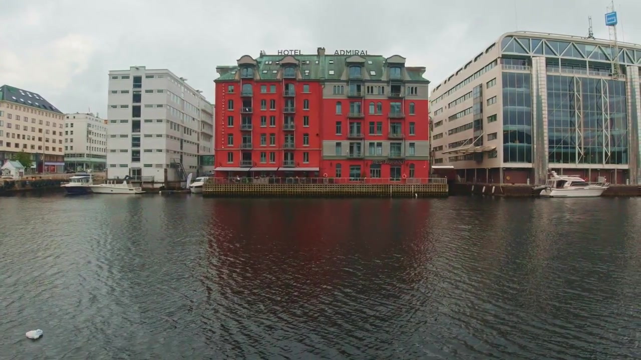 Avgår från Bergens hamn med en sightseeingbåt längs stadens arkitektur och färgglada byggnader, Norge
