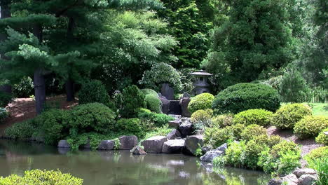 jardín japonés con estanque y farol de piedra