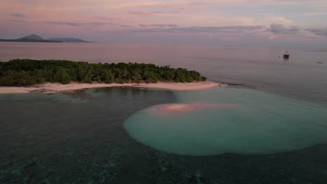Wunderschöne-Aussicht-Auf-Die-Tropische-Insel-Bei-Sonnenuntergang-Im-Banda-Meer