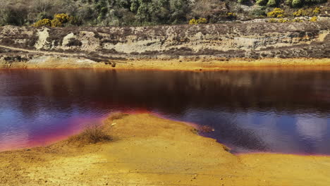 Agua-De-Lago-Tóxica-Debido-A-La-Minería-Peligrosa-En-Doce-Cabezas,-Cornualles,-Inglaterra