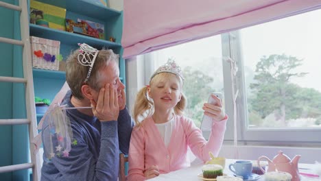 padre y hija felices tomando una selfie con teléfono móvil 4k