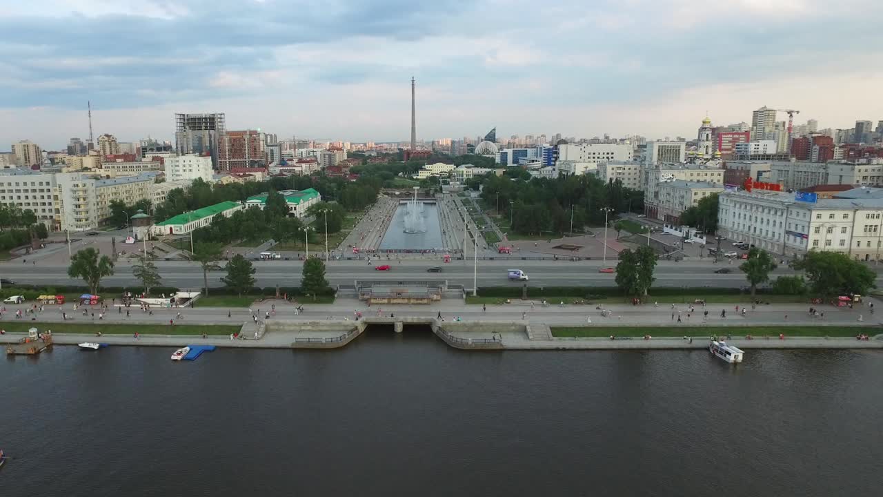 городской пейзаж с парком, фонтаном и рекой