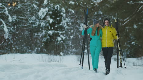 Un-Hombre-Y-Una-Mujer-Esquiando-En-El-Bosque-De-Invierno