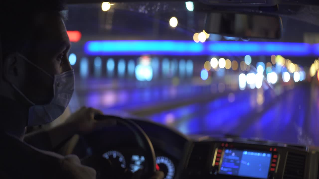 의료 마스크를 입은 남자가 밤의 고속도로를 달린다