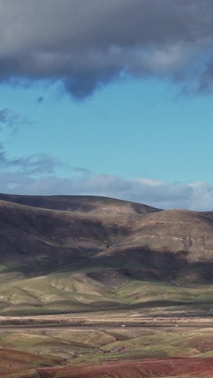 Montagne a Lanzarote, Spagna con nuvole e cielo blu sullo sfondo.