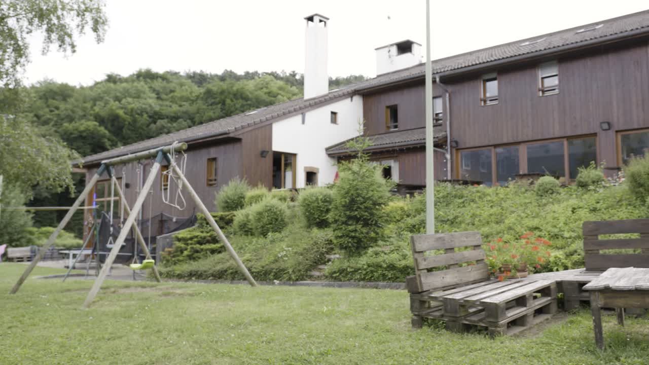 나무 가구 와 놀이터 를 가진 야외 뒷마당 장면