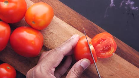토마토를 잘라내는 것