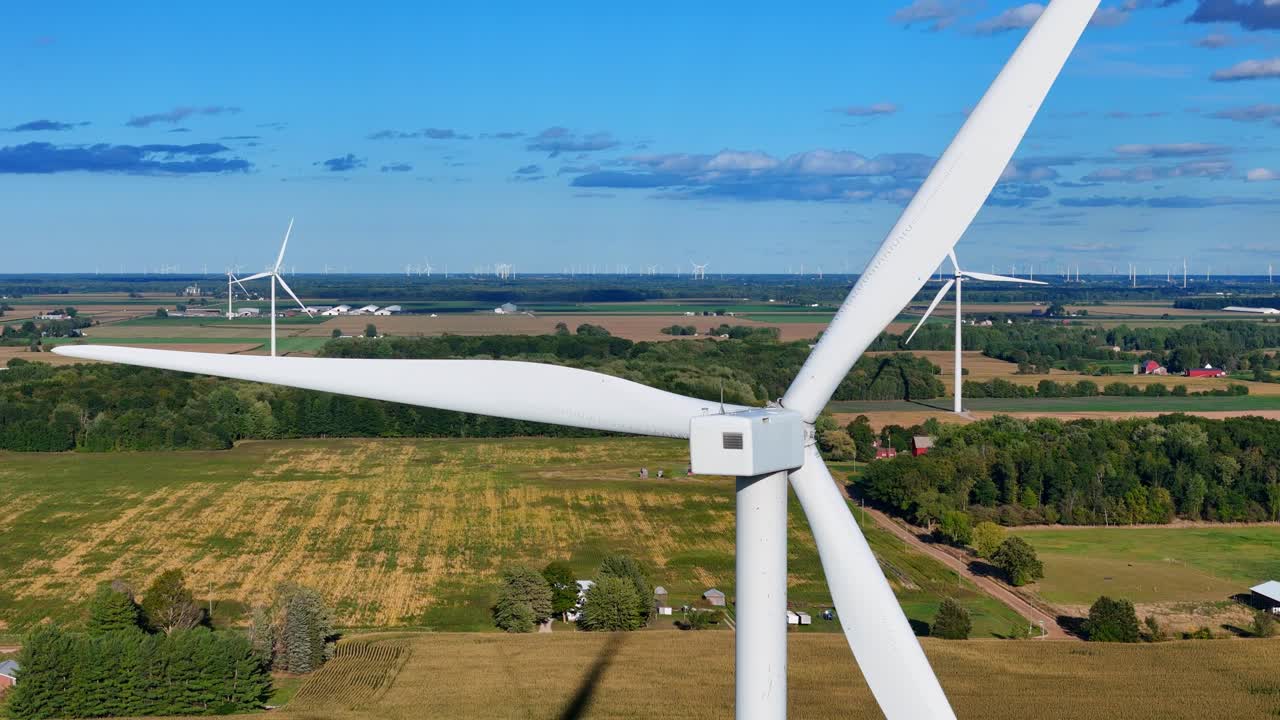 Primo piano di una turbina eolica in un parco eolico nel Michigan centrale vicino a Ithaca, USA, in vista aerea