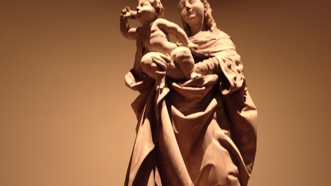 panorámica cinematográfica de una antigua estatua renacentista