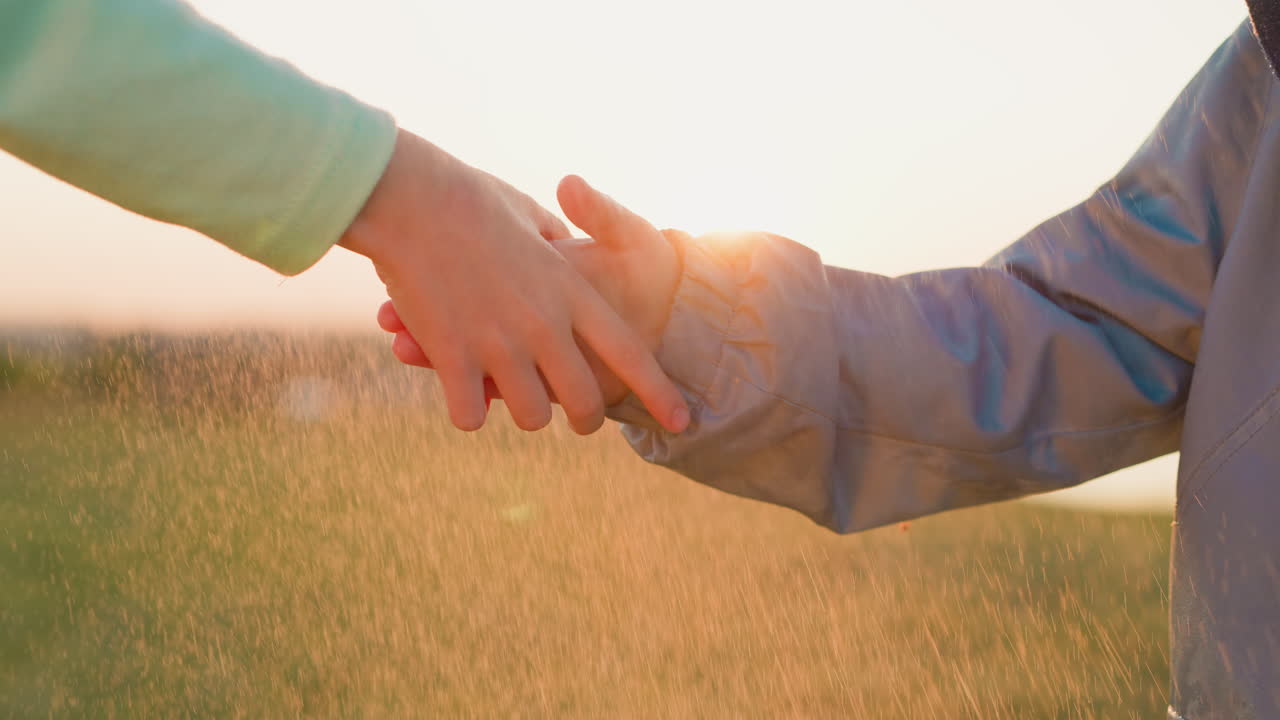 소년과 소녀는 비가 내리면서 손을 잡고 가까이에서 아이들의 영혼은 기으로 가득 찬 마음으로 날아갑니다.