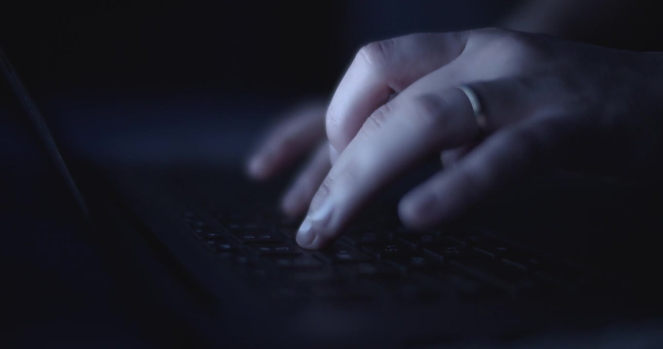 Mani di donna che digitano velocemente su un laptop