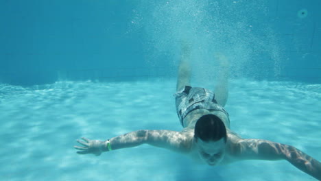 adolescente flota en la piscina