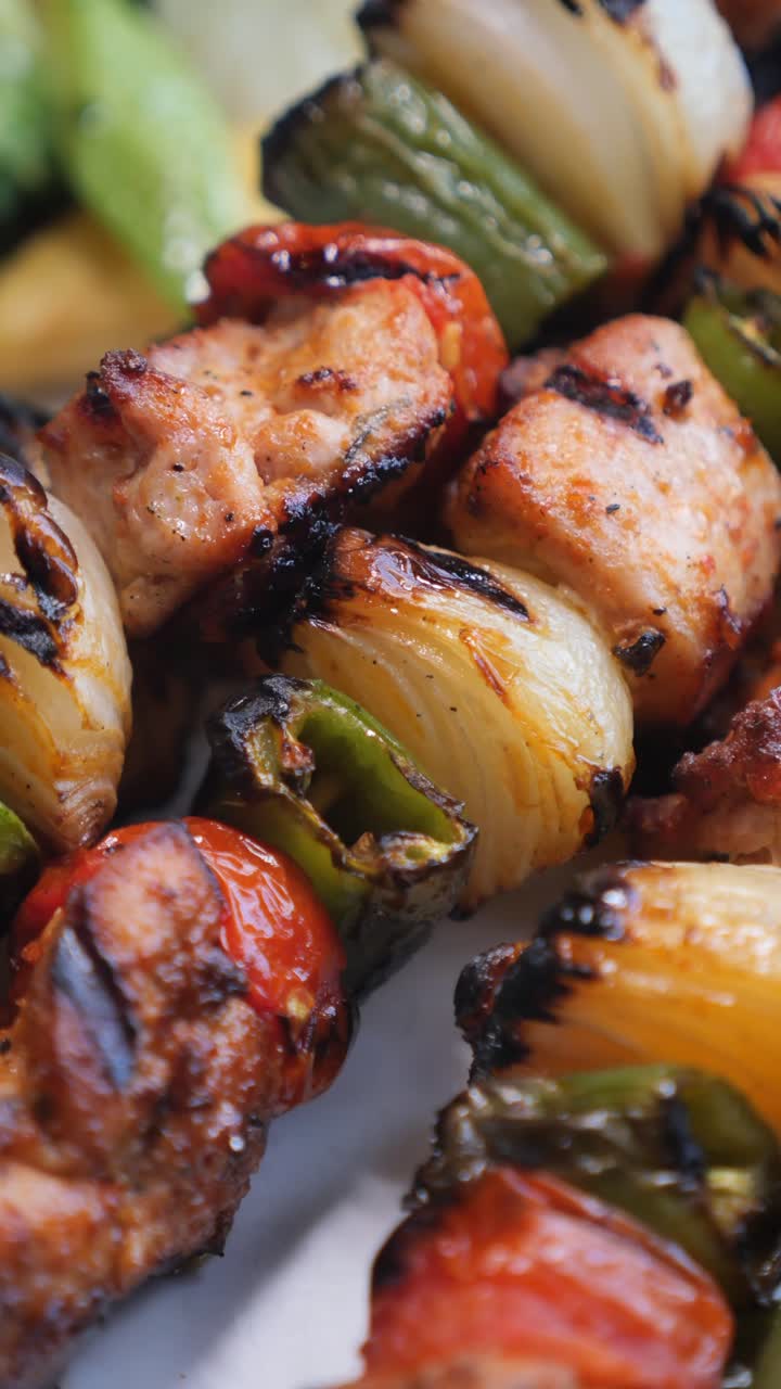 Primer plano de deliciosas brochetas de pollo a la parrilla y verduras.