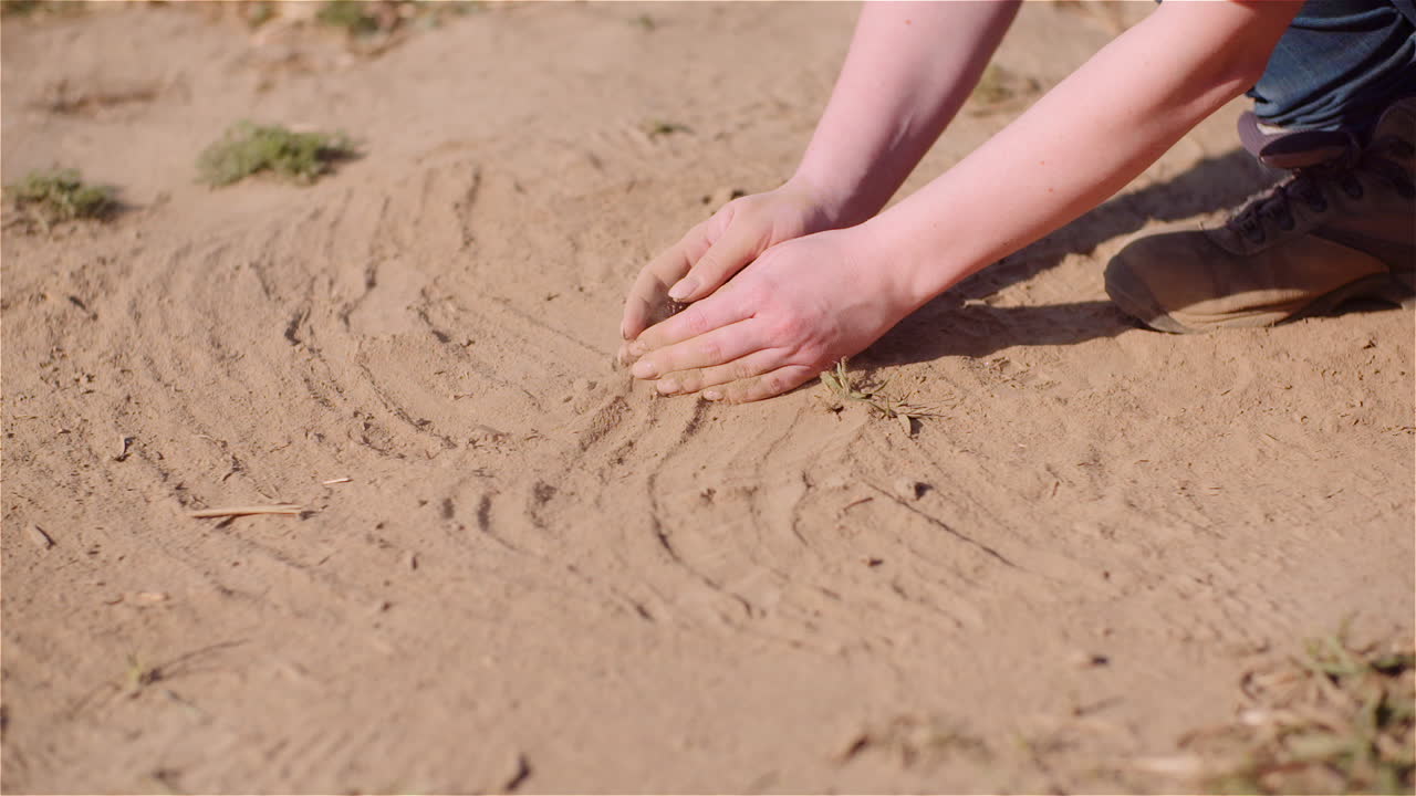 유기농 흙을 붓는 손에 흙을 만지는 농부 1