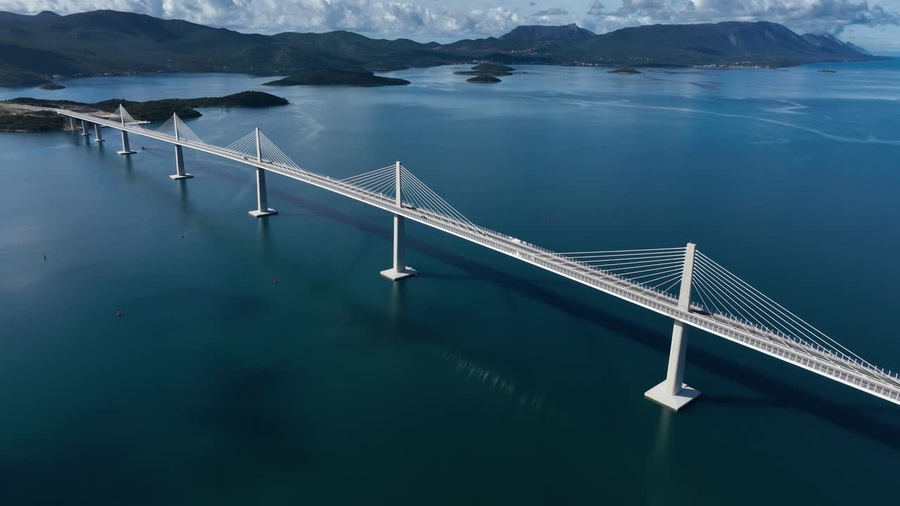 케이블 스테이어드 펠제자크 다리 의 공중 사진 - 바다 를 건너고 있는 자동차