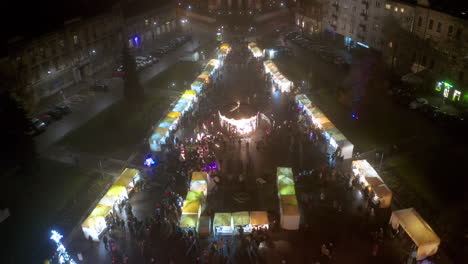 Drohnenansicht-Von-Weihnachtsständen-Und-Karussell-Auf-Dem-Podgorski-Platz-Mit-St