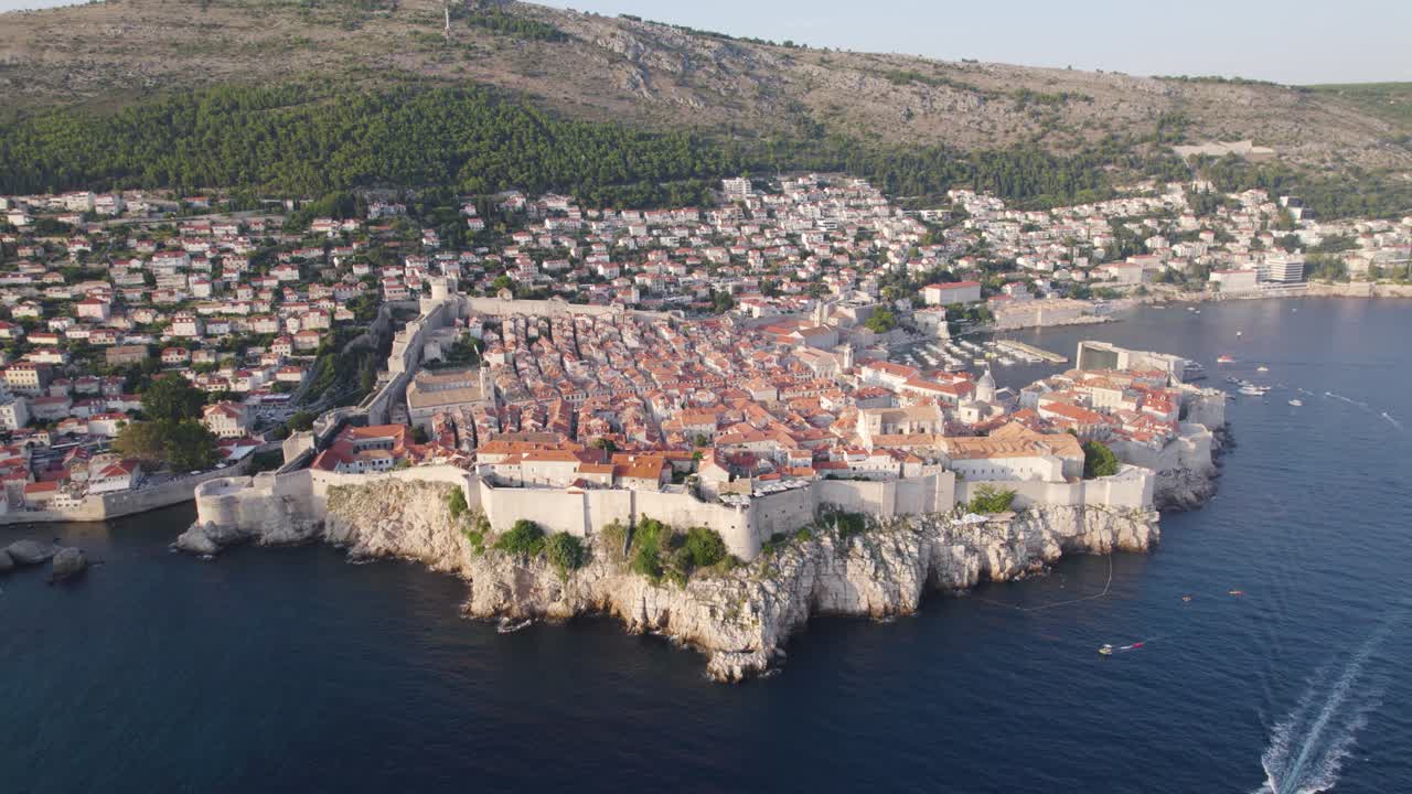 Vista aerea: Città Vecchia di Dubrovnik - Meraviglia medievale con montagne calcaree e vista sull'Adriatico.