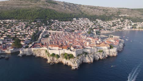 desde el aire: el casco antiguo de dubrovnik, una maravilla medieval con montañas de piedra caliza y vistas al adriático