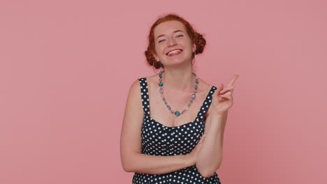 mujer joven inspirada que tiene una buena idea, plan, inicio, mostrando inspiración motivación eureka gesto