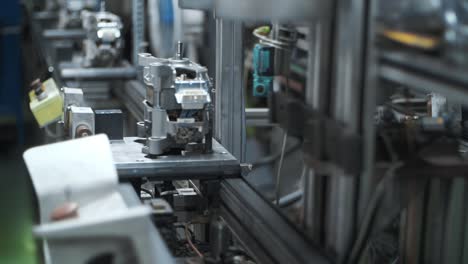 aparatos metálicos en movimiento en la línea de producción. producción de componentes eléctricos
