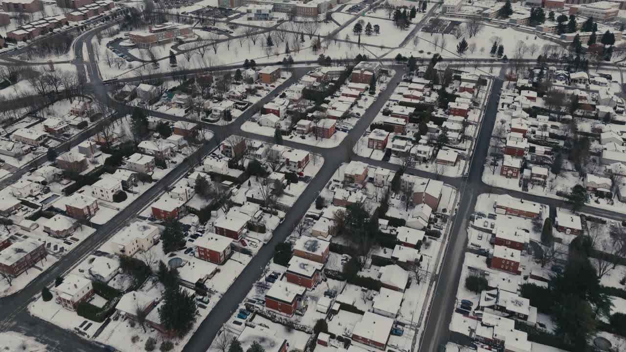 캐나다  주 셔브룩의 공립 대학으로 향하는 교외를 날아다니며