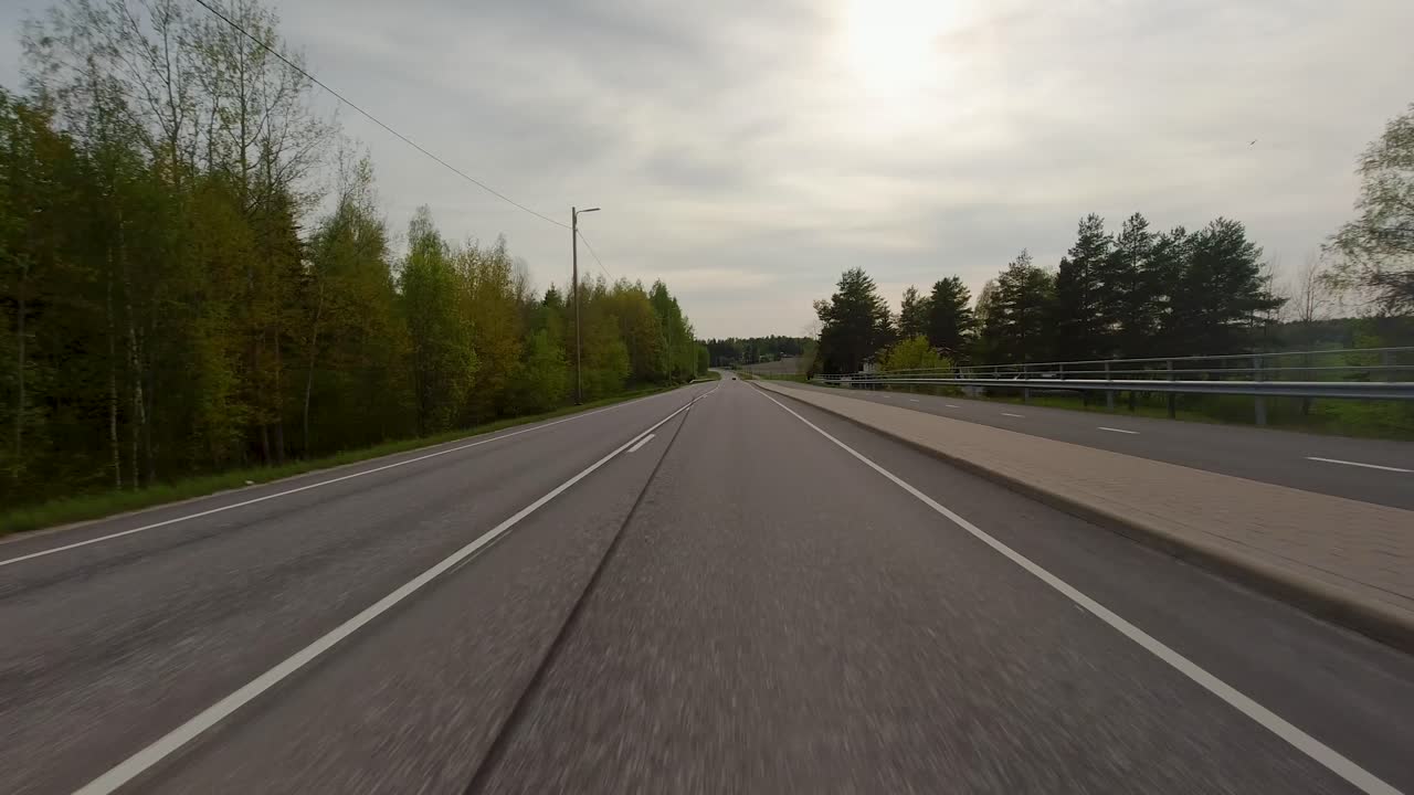 길 은 넓은  ⁇  과 매력적 인 마을 을 가로질러 돌고 있으며, 그  ⁇  에 나무 들 이 자리 잡고 있다