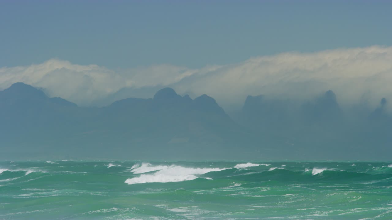 큰 파도가 루프를 형성하는 바다의 극적인 풍경