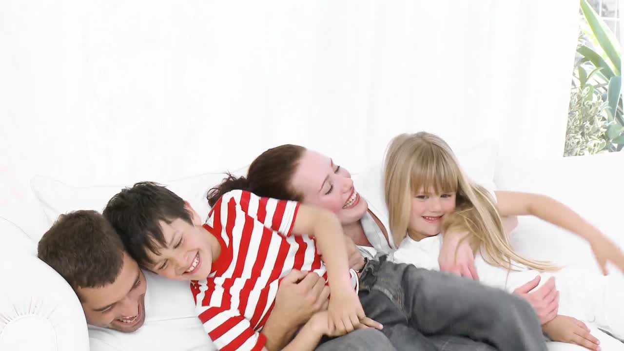 소파에 앉아 행복한 가족