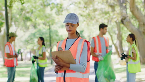 mujer voluntaria con un clipboard en el parque