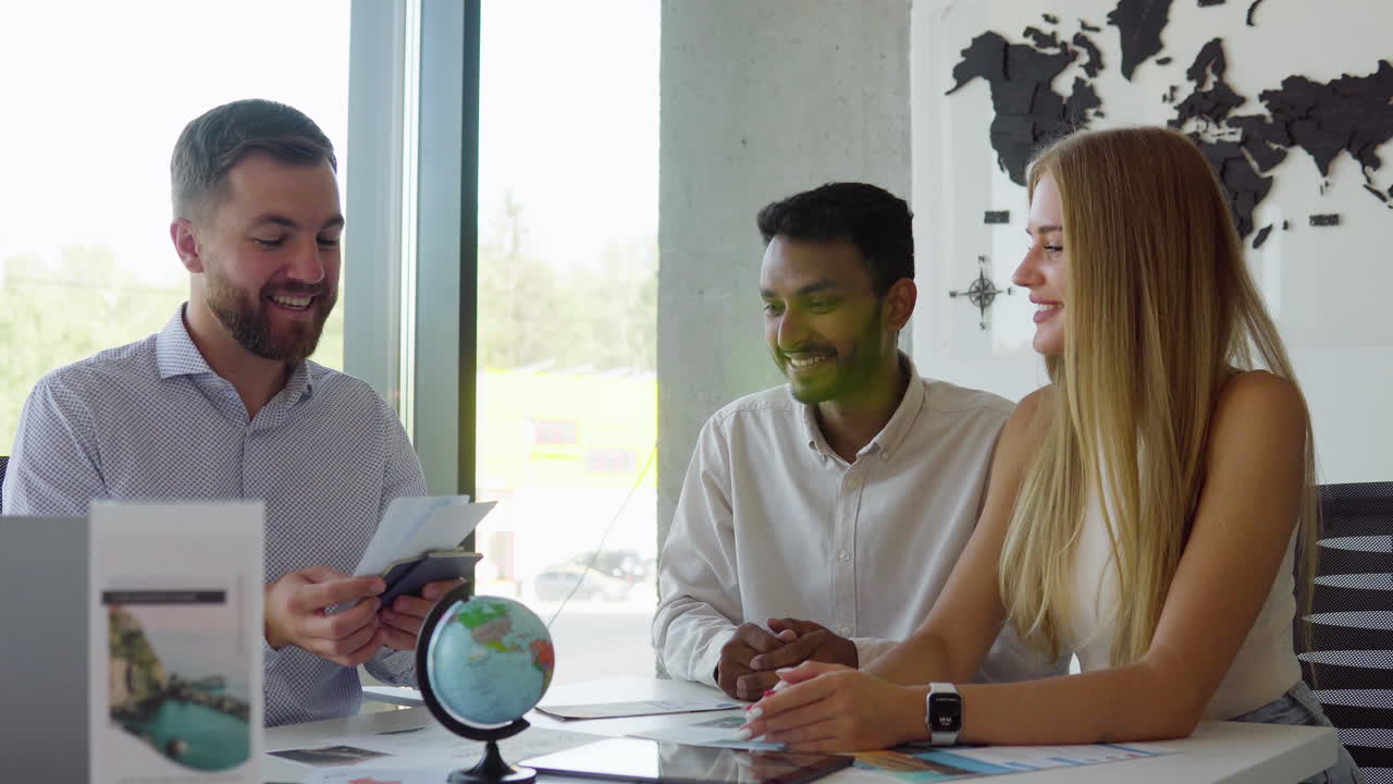 мужчина, работающий в туристическом агентстве