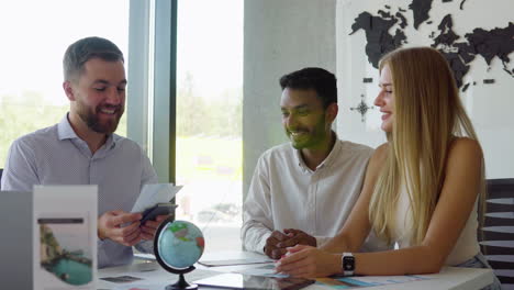 un homme travaillant dans une agence de voyage