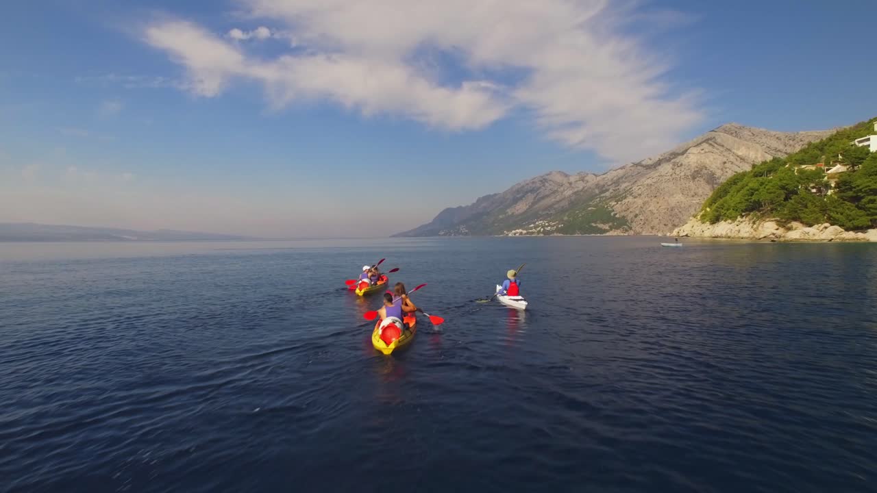 Il gruppo si diverte in canoa sul bellissimo mare