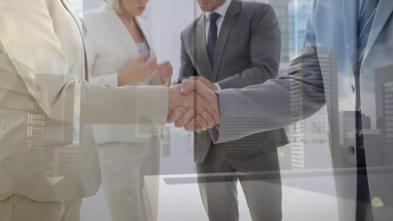 composición digital de un hombre de negocios caucásico y una mujer de negocios estrechando la mano contra edificios altos