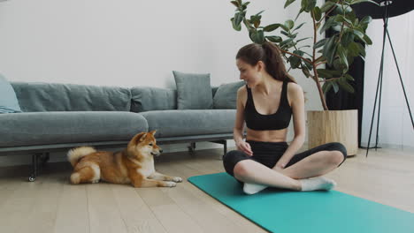 Una-Niña-Se-Toma-Un-Descanso-De-Su-Sesión-De-Yoga-Para-Jugar-Con-Su-Lindo-Perro