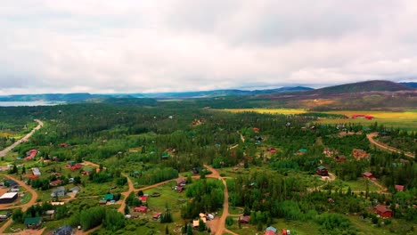 Luftaufnahme-Einer-Bergstadt-In-Colorado,-Umgeben-Von-Sanften-Hügeln-Und-üppigen-Sommerwäldern-In-Den-Rocky-Mountains-Auf-Großer-Höhe